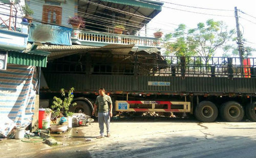 Ô tô lao thẳng vào nhà dân khiến 2 mẹ con tử vong