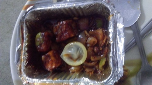 Choáng váng những chiếc bao cao su 'đi lạc' vào trong suất cơm, thức ăn ngon mắt