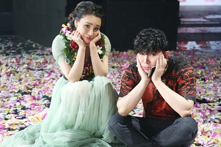 Nathan Lee, Hồ Quỳnh Hương bất ngờ làm liveshow miễn phí cho hơn 3000 sinh viên