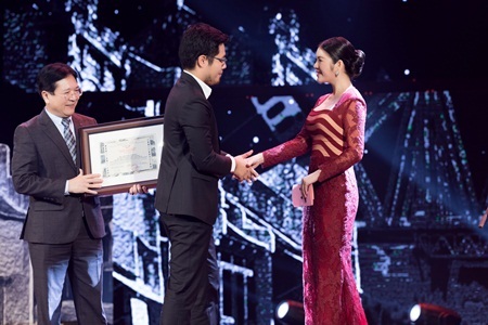 “Đóa hồng nước Việt” Lý Nhã Kỳ tỏa sáng trên sân khấu