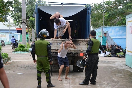 Học viên cai nghiện trốn trại leo lên cột đèn cao áp cười nói điên dại
