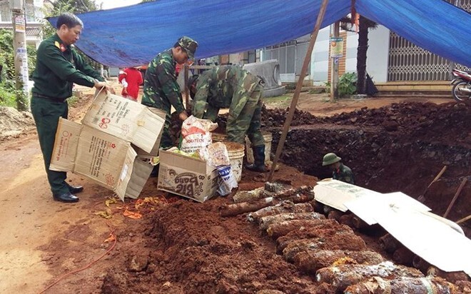 Công nhân phát hiện gần 100 đạn pháo giữa khu dân cư