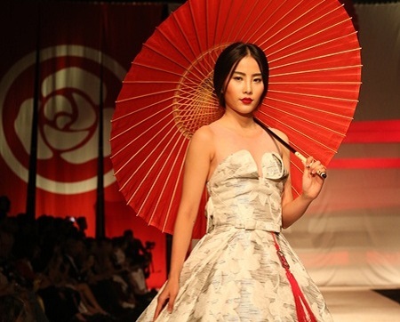 Nam Em lạnh lùng làm vedette trên sàn diễn thời trang