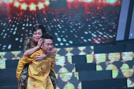 Việt Hương khóc như chưa từng khóc khi được Tấn Beo cõng