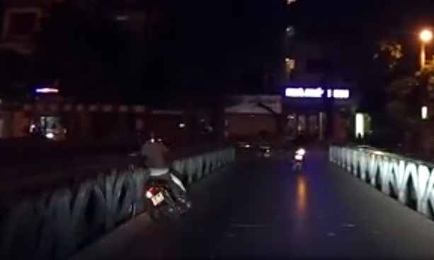 Lái xe say rượu quá may mắn khi đâm vào thành cầu