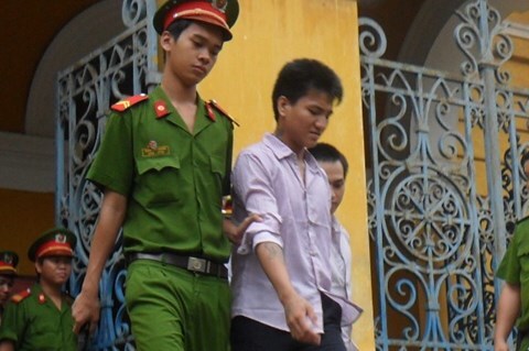 Đi cướp để ... giúp bạn trả nợ