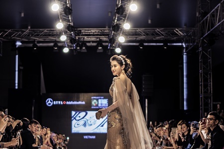 Á hậu Huyền My đẹp tựa nữ thần trên sàn catwalk ở Malaysia