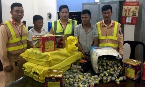 Hà Nội: CSGT phát hiện xe tải chở gần 500 quả pháo hình lựu đạn