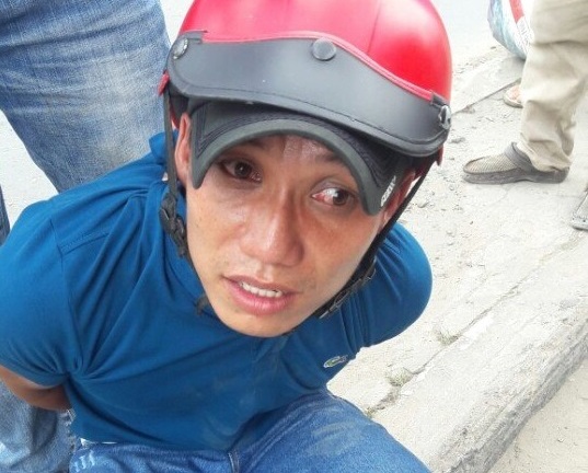 4 lái xe ôm xông tới vật lộn, bắt tên trộm giữa ngã tư