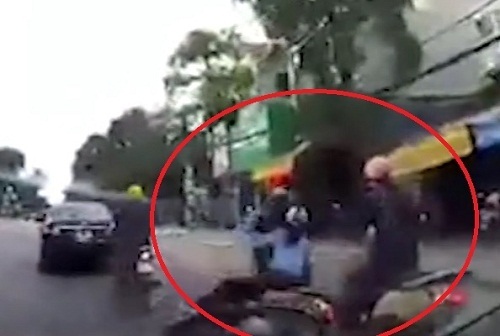 Hai phụ nữ suýt chết trước đầu ô tô giữa phố Hà Nội