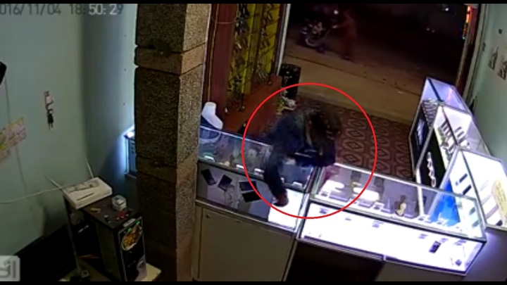 Chủ shop hớ hênh, trộm thản nhiên mở tủ ăn cắp 2 điện thoại