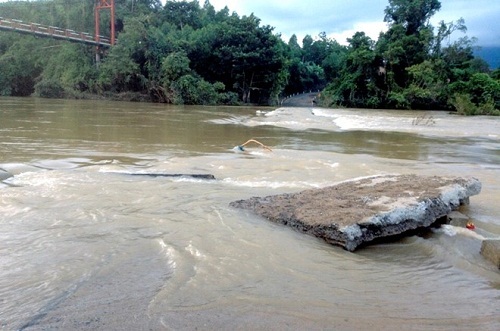 Cầu tràn bị lũ cuốn, hàng nghìn người dân đi lại khó khăn