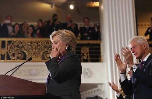 Hillary Clinton xúc động thừa nhận thất bại