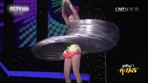 Choáng váng xem cô gái xinh đẹp lắc 305 chiếc vòng cùng lúc