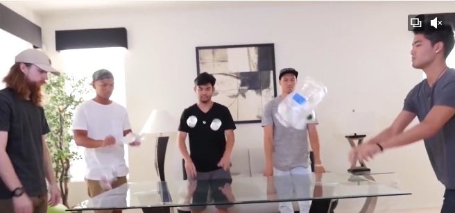 Trào lưu ném chai giữ thăng bằng thách thức giới trẻ