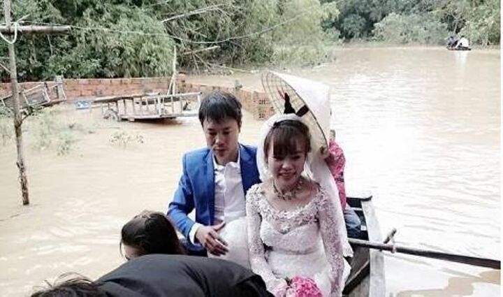  Chú rể chèo thuyền, lội nước bế cô dâu trong ngày lũ