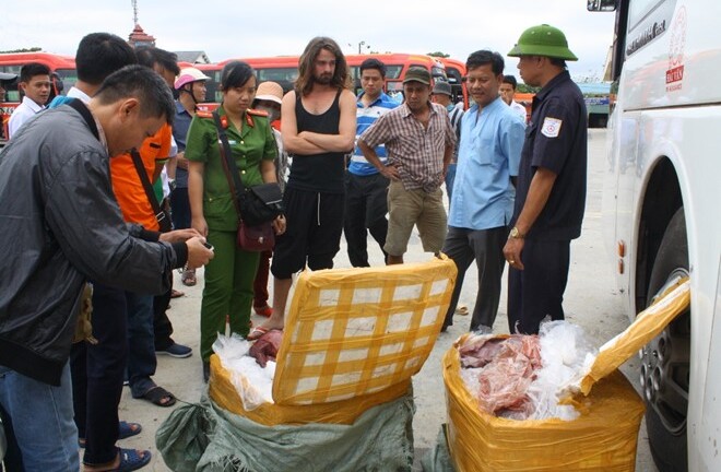 Bắt giữ 2 tạ nội tạng thối được vận chuyển bằng xe khách