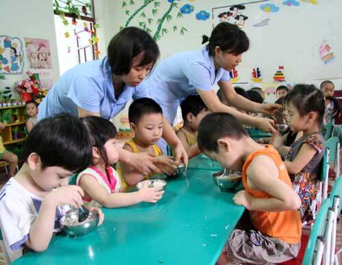 Giáo viên trẻ tiếp khách...công: Ái ngại không dám từ chối khi bị điều động