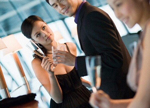 Anh quan tâm người khác sao còn  "đến " với em?