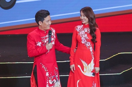 Nhã Phương bất ngờ xuất hiện hát cùng Trường Giang