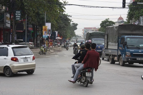 CSGT ra quân xử phạt,  người vi phạm hoảng hốt tháo chạy