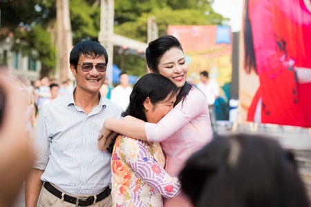 Ngọc Hân, MC Phan Anh bật khóc trước món quà bất ngờ