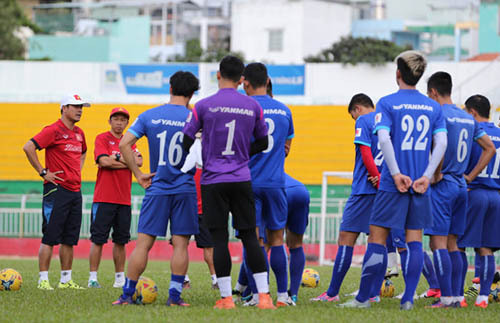 Điểm tin sáng 15/11: Hữu Thắng nhắc nhở vụ Ngọc Hải; Đối thủ của VN thua đậm