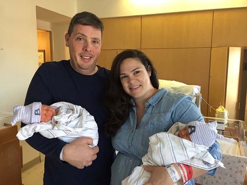 Kỳ lạ: cặp sinh đôi người ra đời trước lại là em