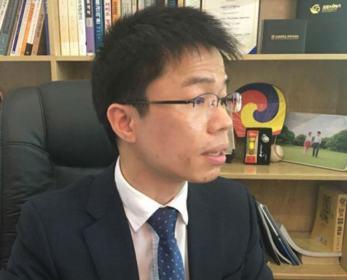 Thầy giáo nhảy lên bàn chửi bậy bị vạch mặt là giáo sư rởm