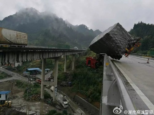 Hú hồn xe container treo lơ lửng trên cầu vượt như phim hành động