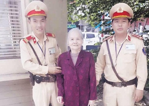 Cảm động CSGT đưa cụ già bị lạc giữa phố về nhà