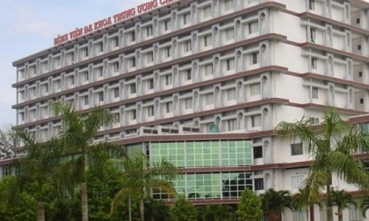 Nhân viên y tế tự cắt chân sẽ điều trị tại bệnh viện tâm thần