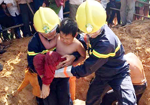 Giải cứu bé trai mắc kẹt 3 giờ dưới trụ điện