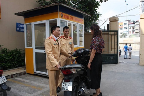 CSGT trao trả lại xe SH “nhặt” được cho người “bỏ quên”