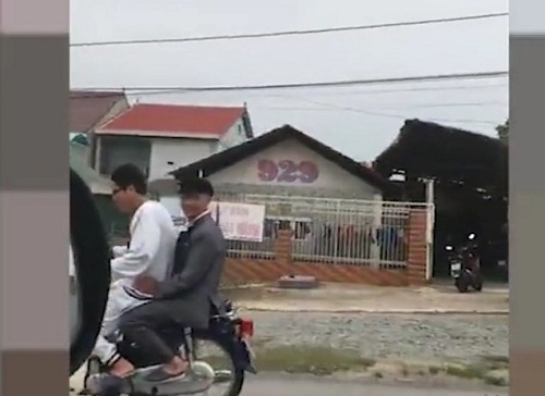 Hoảng hốt thanh niên say rượu chở ông già lạng lách nguy hiểm