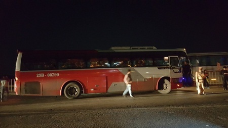 Nghẹt thở trong xe khách nhồi nhét từ Quảng Ninh lên Hà Nội