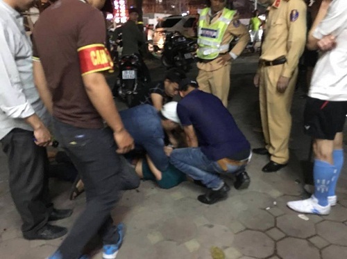 Bắt nam thanh niên lăng mạ, tấn công cảnh sát 