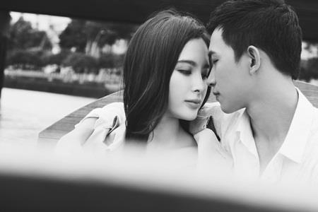 Võ Cảnh - Angela Phương Trinh hôn nhau trên thuyền