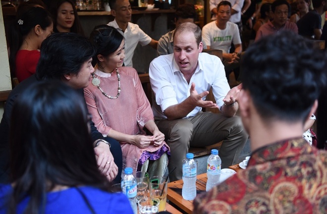 Hoàng tử Anh nếm cà phê vỉa hè, thăm đền Ngọc Sơn