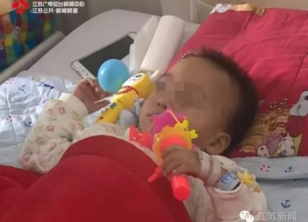 Cha mẹ lơ là khiến con trai 2 tuổi liệt nửa người, mất 1 bên thận