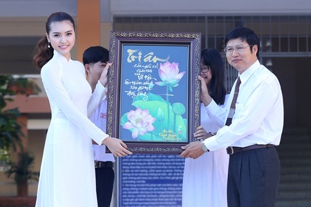 Ngọc Duyên về quê hương Vũng Tàu thăm thầy cô giáo dịp 20/11