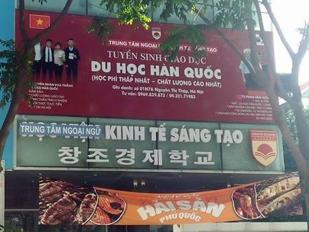 “Học viện” của tiến sĩ nhảy lên bàn chửi học viên đã đổi tên