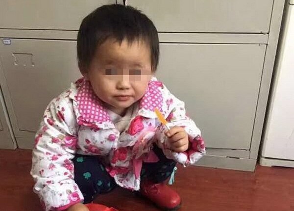 Cha mẹ nóng giận cãi nhau bỏ quên con gái 2 tuổi trên phố suốt một ngày