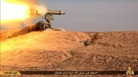 Xe ủi đất nát vụn trước đòn đánh của tên lửa Nga