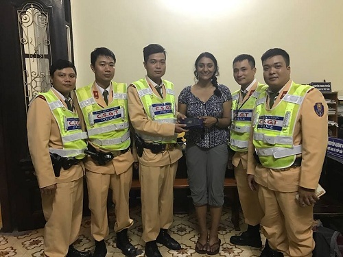 CSGT tóm gọn tên cướp đồ của du khách nước ngoài