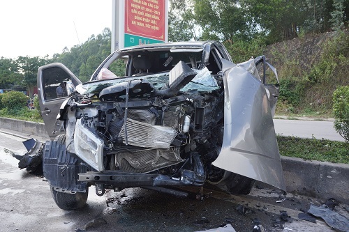 Xe tải bất ngờ chuyển hướng, 1 người chết, 7 người bị thương