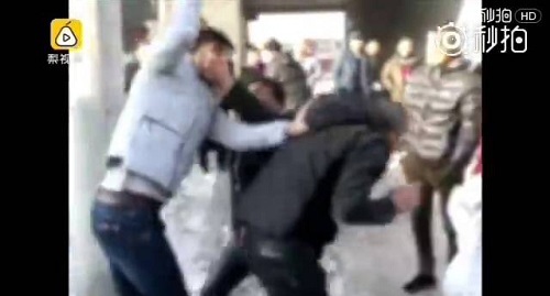 Cám cảnh con bất hiếu đánh bố mẹ giữa phố vì ‘tội’ mua nhà quá nhỏ