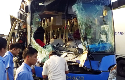 9 người bị thương sau phút xe khách vượt xe tải