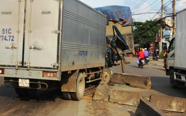 Dân cạy cửa cứu phụ xe trong xe tải bẹp dúm