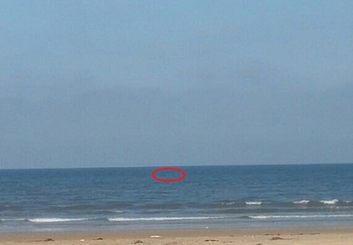 Hai học sinh lớp 7 bị sóng cuốn trôi khi đi tắm biển